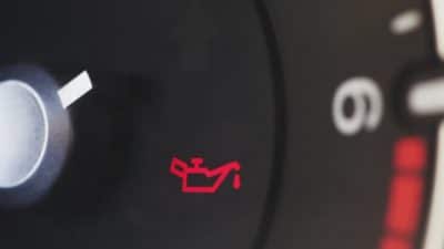 Emócie sú ako kontrolka v aute signalizujúca, že sa niečo deje.